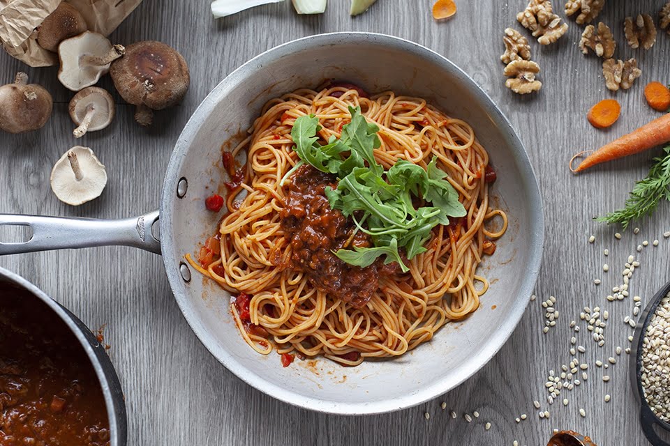 Spaghetti tomates rôties, noix et shiitakes