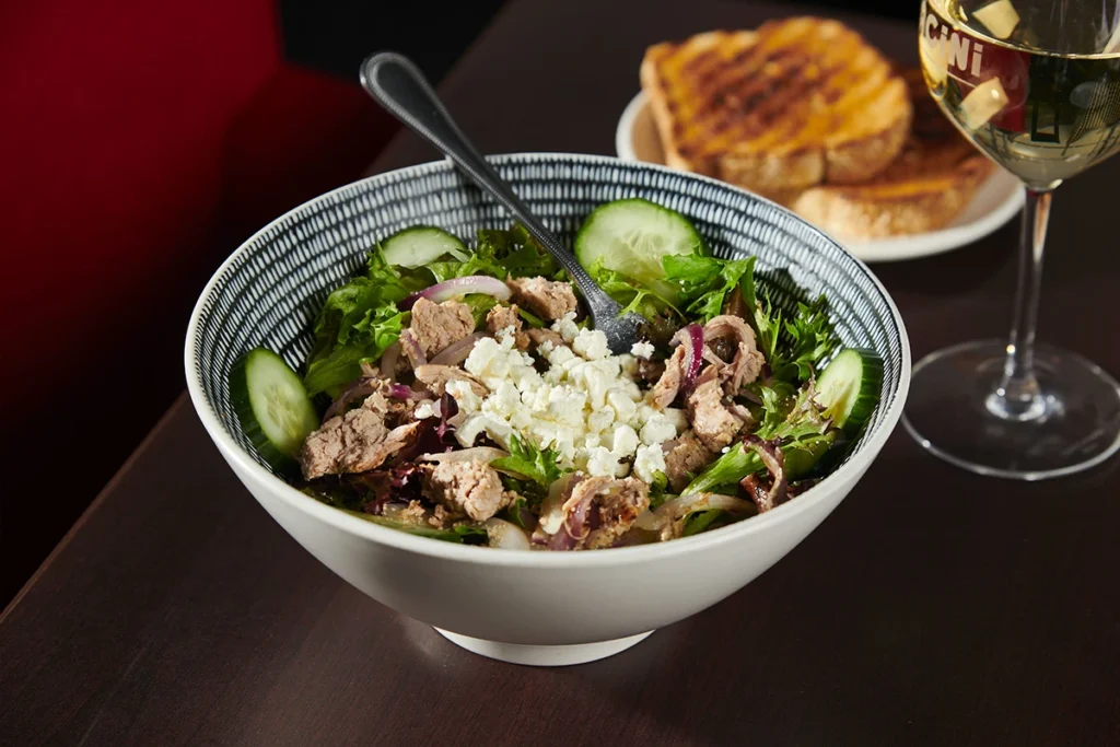 Salade PACINI au canard confit et fromage de chèvre, avec sauce aromatique