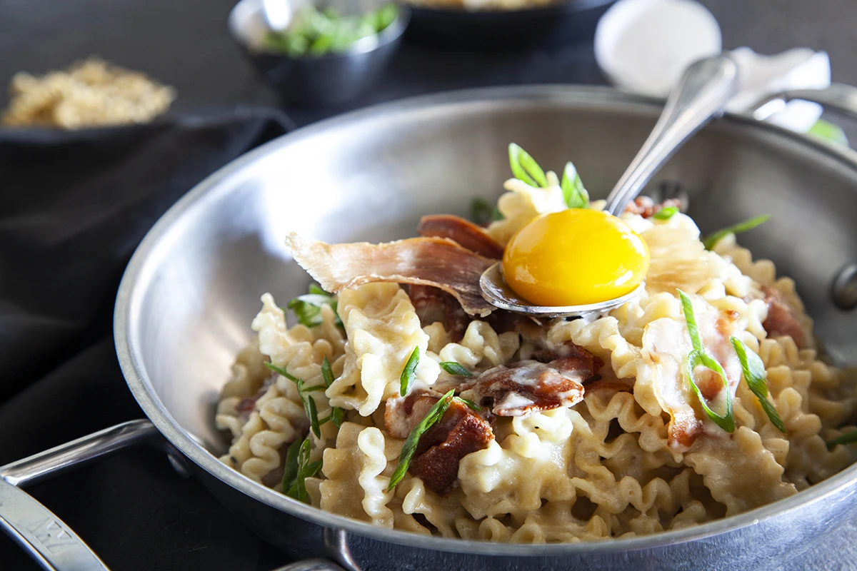 Pâtes carbonara avec sauce au parmesan et bacon croustillant