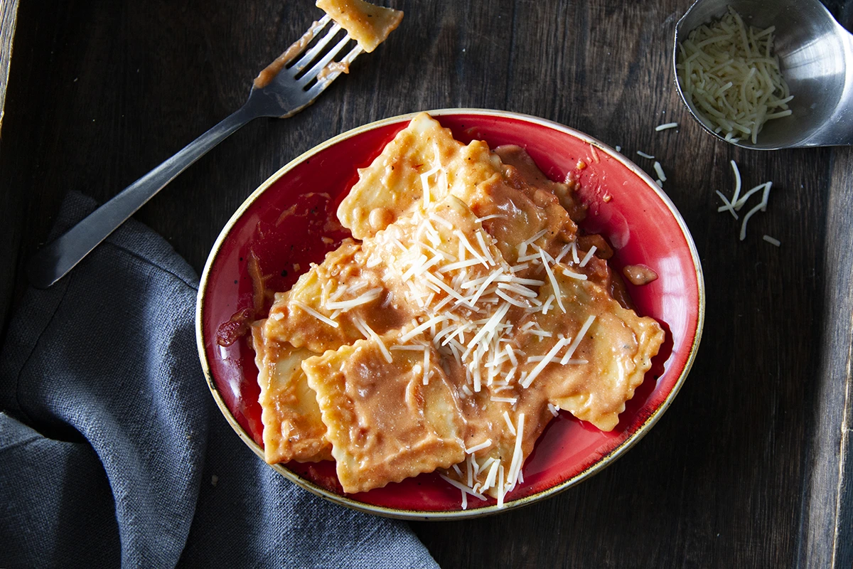 Raviolis farcis nappés de sauce maison, fondants et réconfortants
