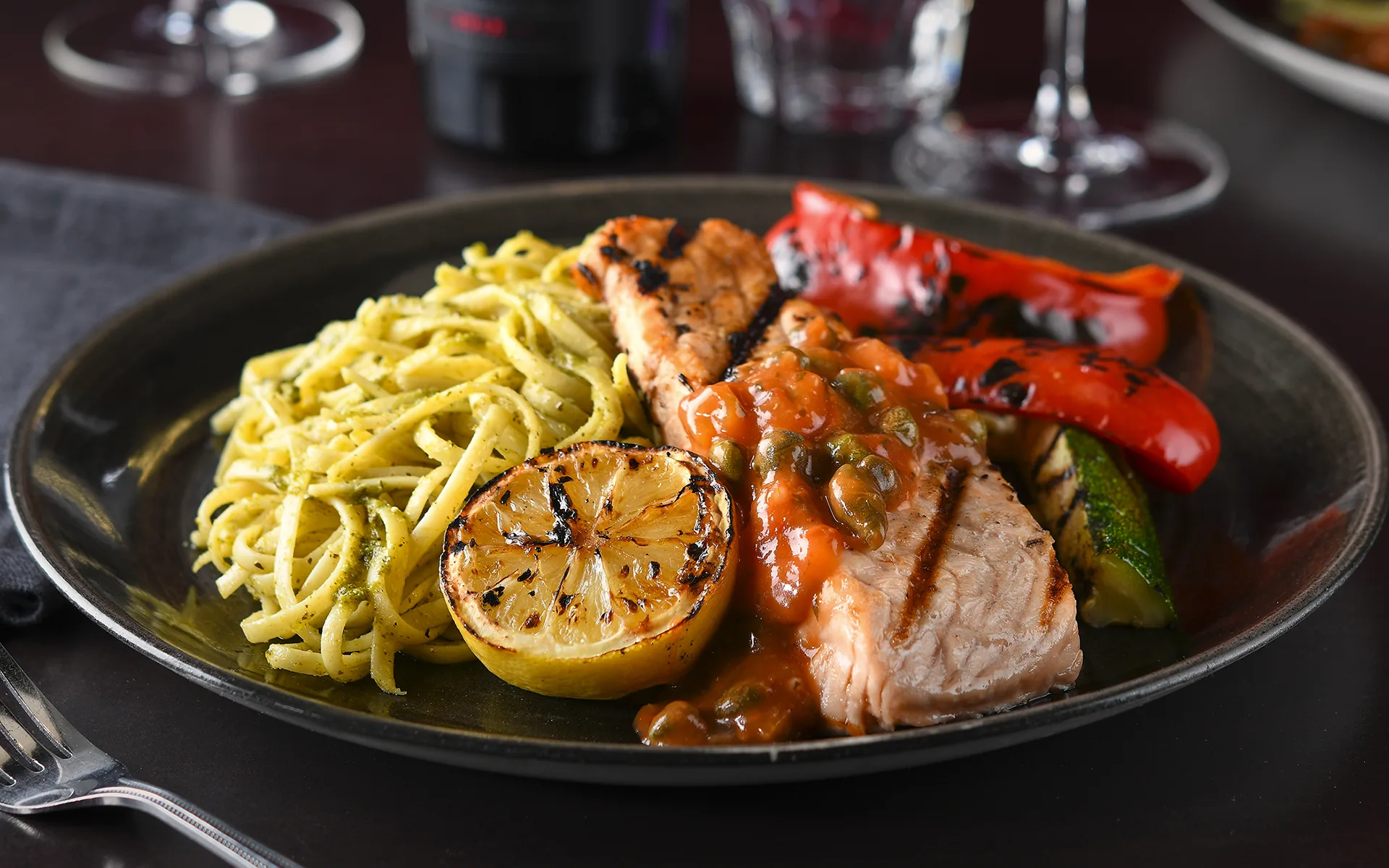 Saumon grillé avec sauce piccata et linguine au pesto