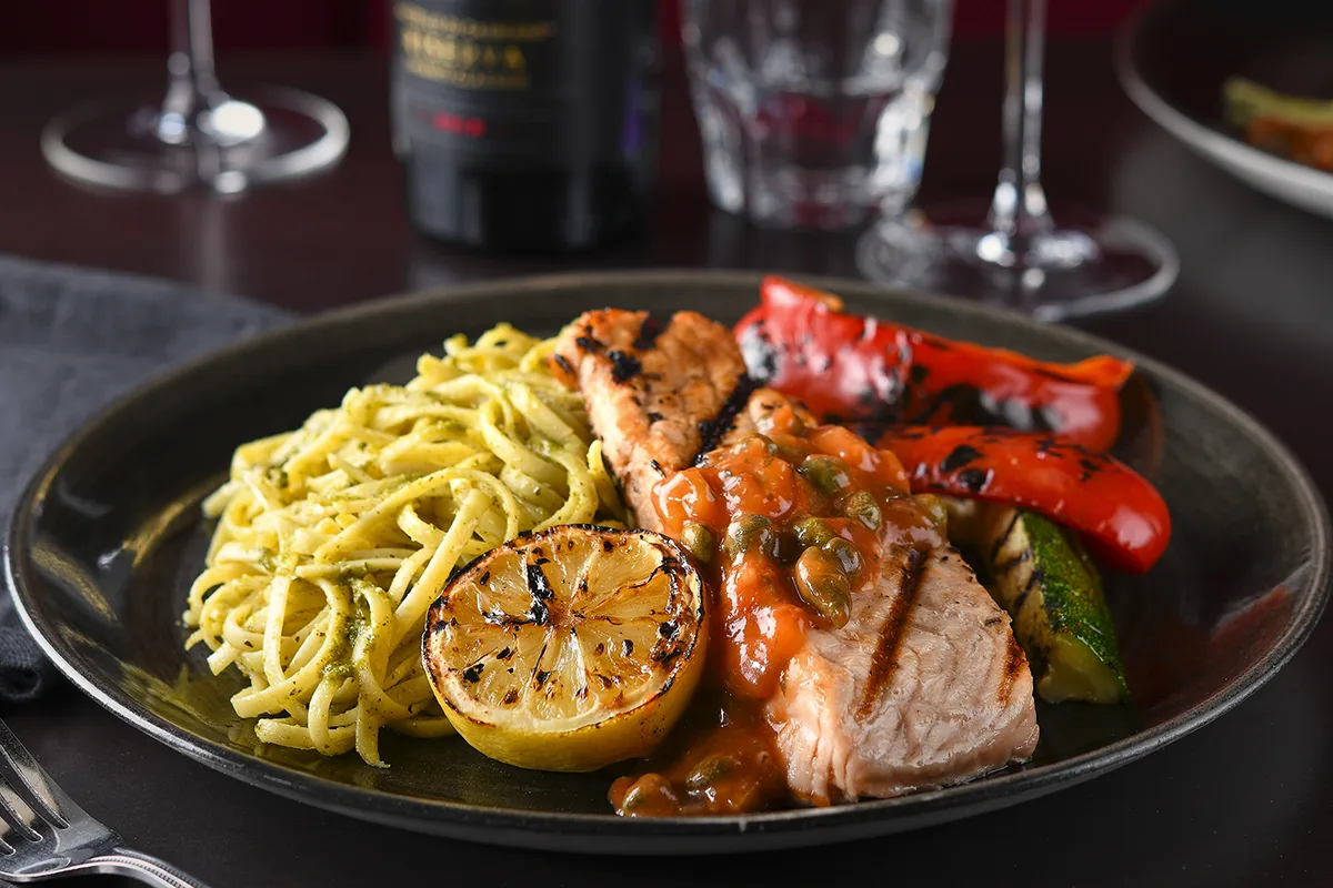 Saumon grillé avec sauce piccata et linguine au pesto