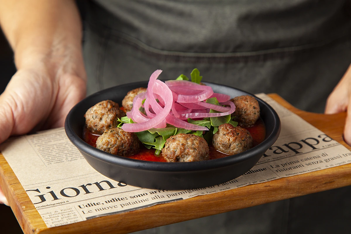 Boulettes de veau mijotées dans une sauce tomate aux herbes