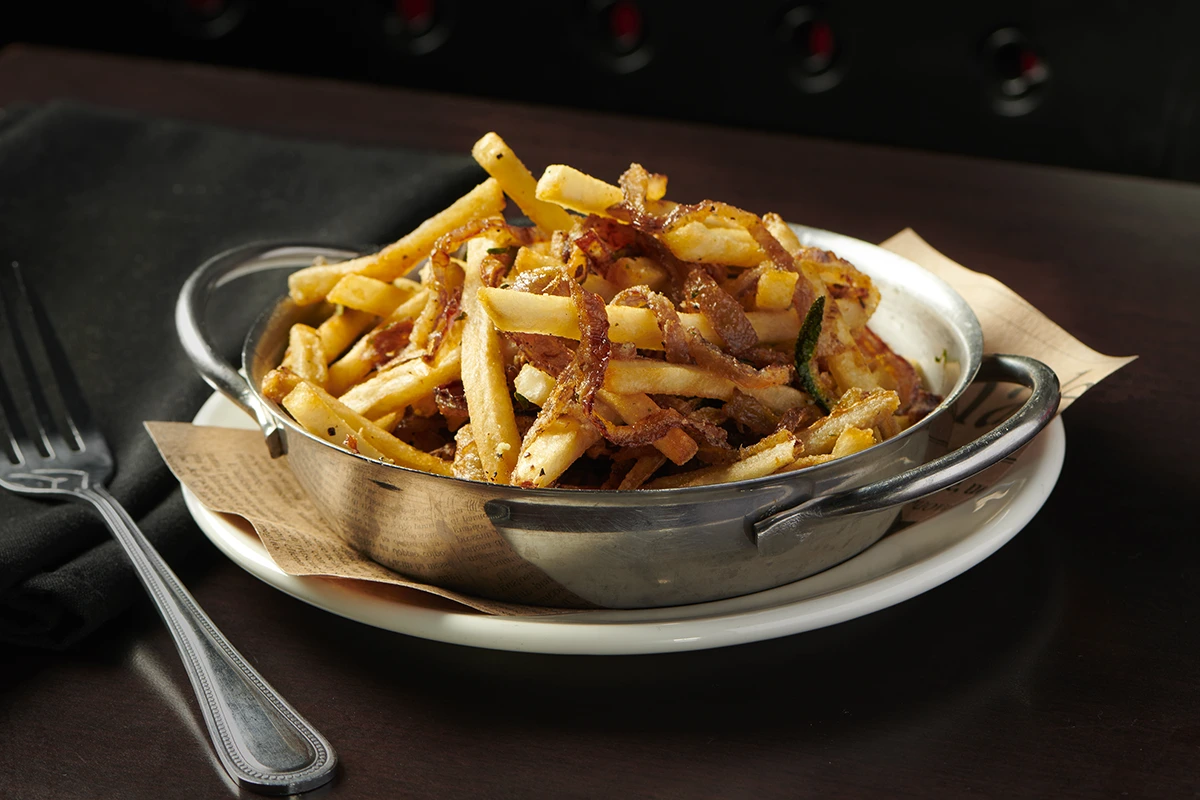 Frites dorées garnies de parmesan et d’herbes aromatiques, style italien