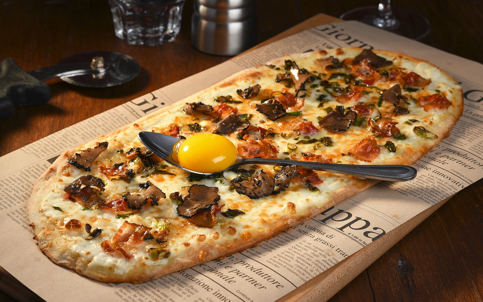 Pizza carbonara et truffe PACINI, création signature au parmesan et à l'huile de truffe