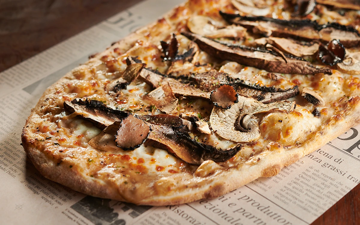 Pizza à la truffe avec crème, fromage et champignons