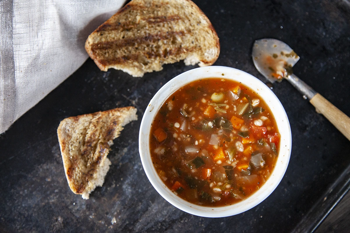 Soupe minestrone aux légumes et pâtes servie au restaurant PACINI