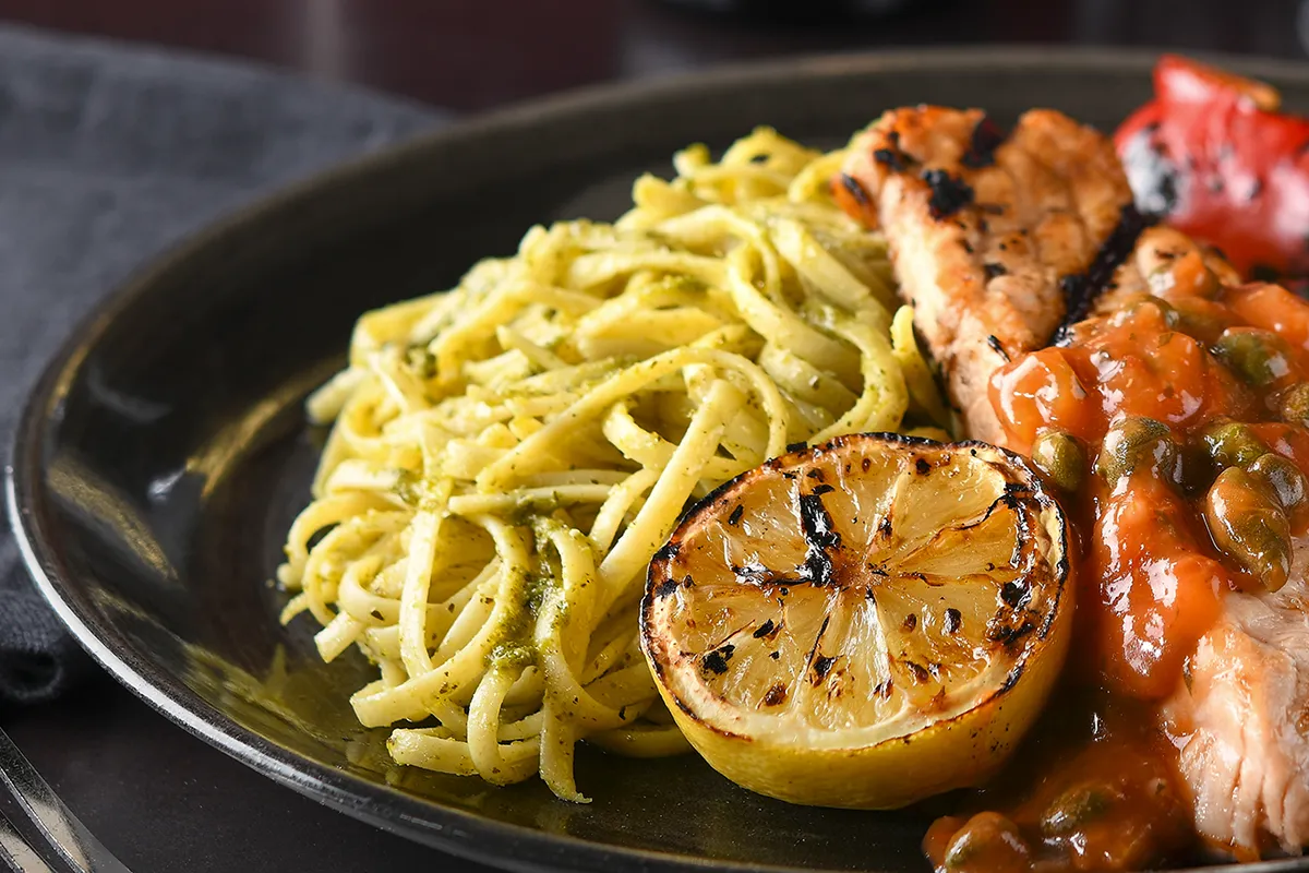 Pâtes au pesto au basilic frais, parmesan et huile d’olive