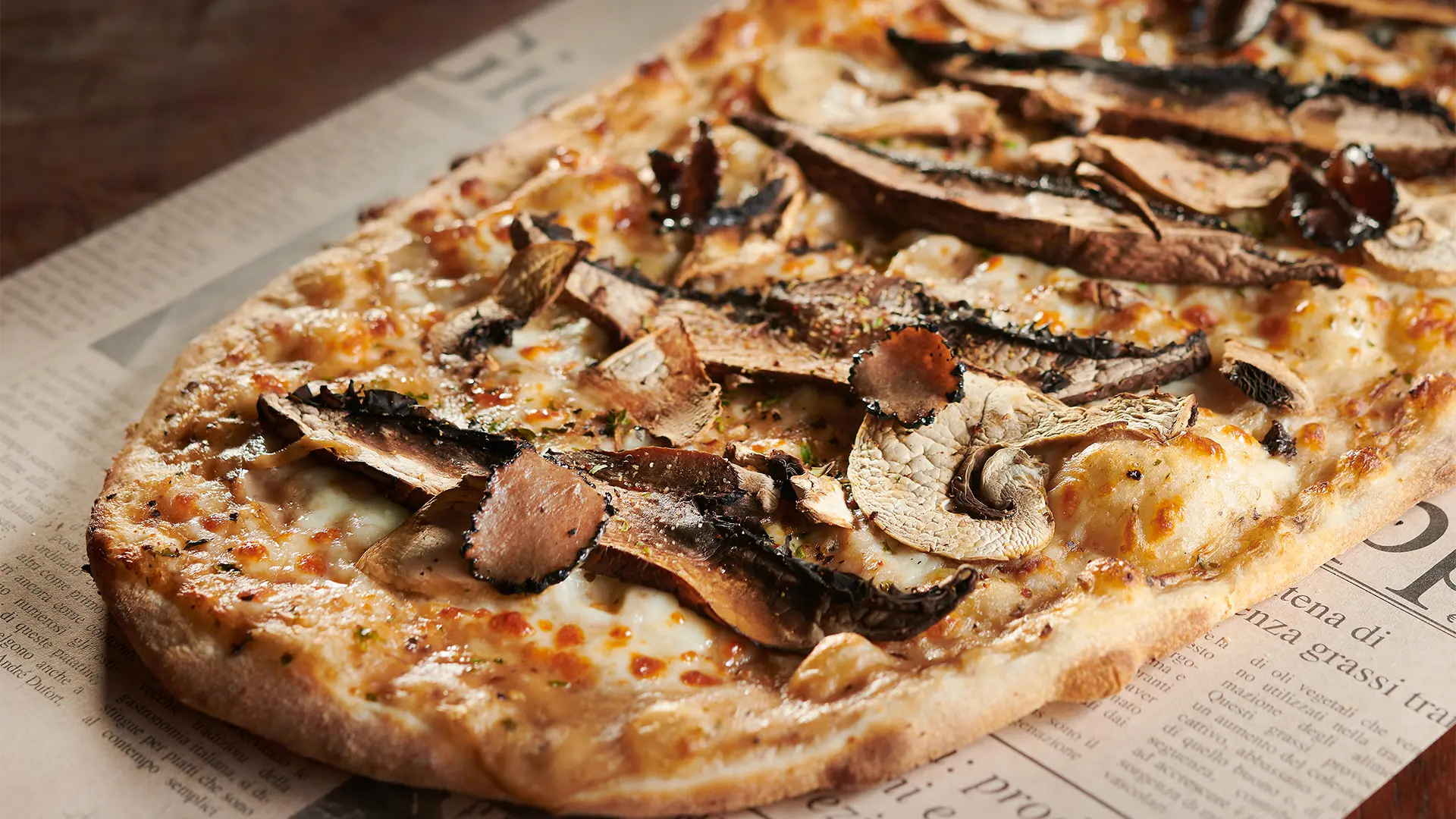 Pizza à la truffe avec crème, fromage et champignons