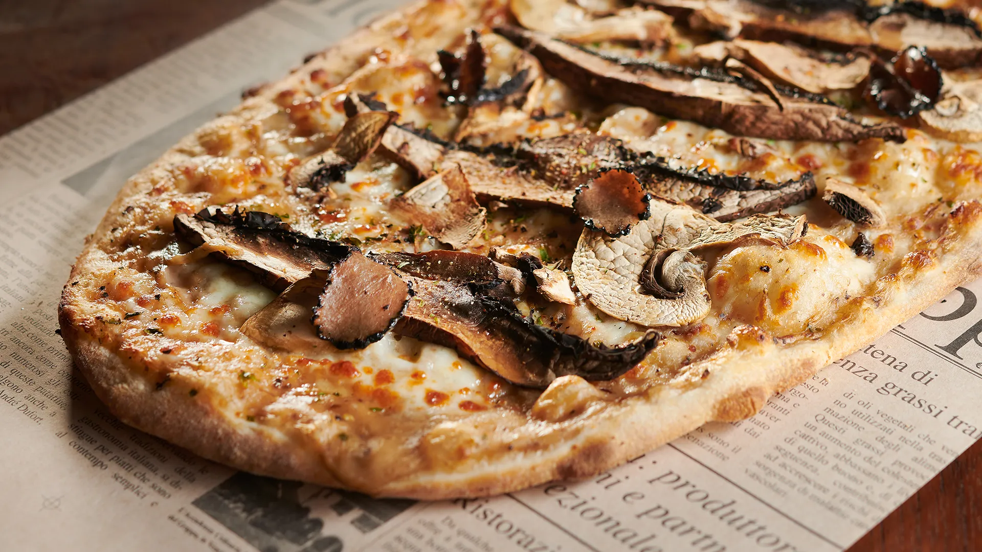 Pizza à la truffe avec crème, fromage et champignons