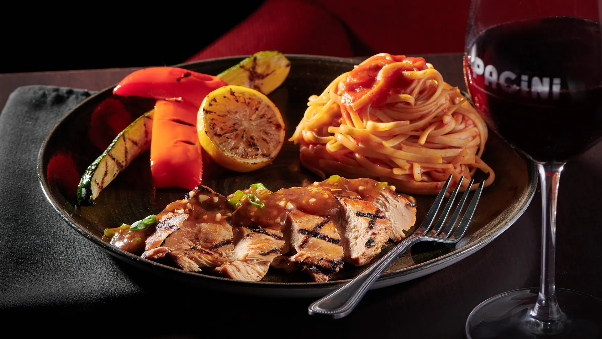 Poulet rôti au romarin servi avec sauce à l’ail rôti