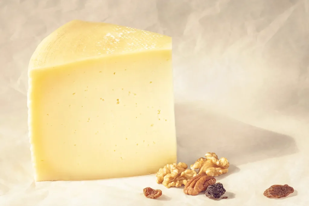 Fromage Asiago italien, doux ou affiné, utilisé dans gratins, salades et risottos