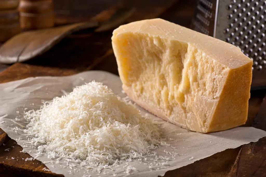 Parmigiano Reggiano italien affiné, goût umami et texture granuleuse