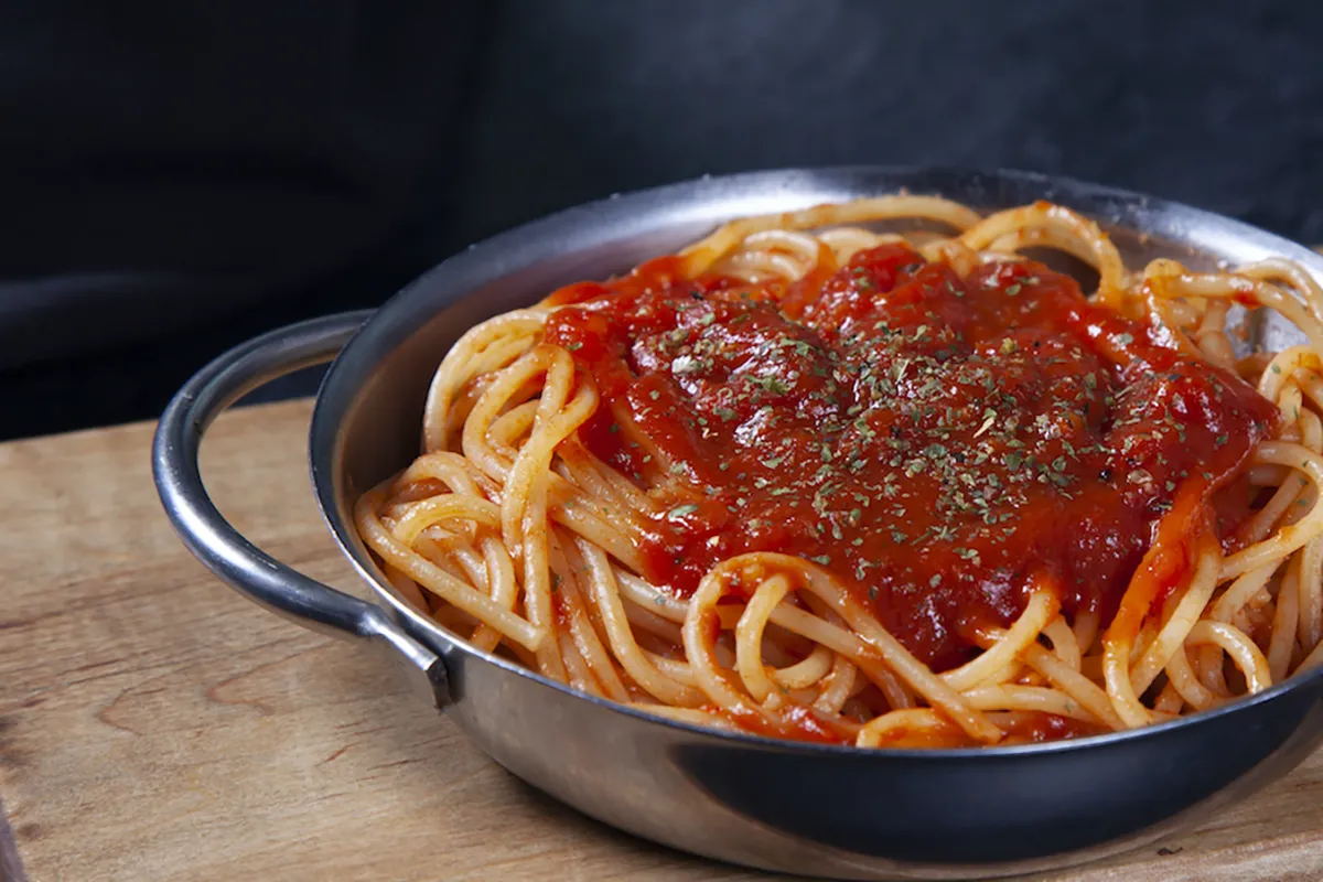 Sauce napoletana aux tomates mûries au soleil, ail et basilic