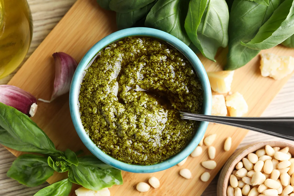Sauce pesto de Ligurie au basilic, pignons de pin, ail, huile d’olive et fromage