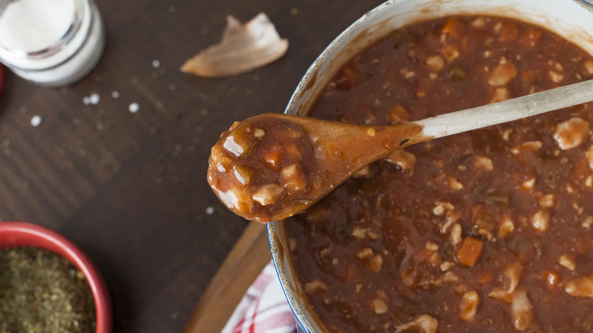 Sauce ragù italienne à base de tomates, viande mijotée et herbes aromatiques