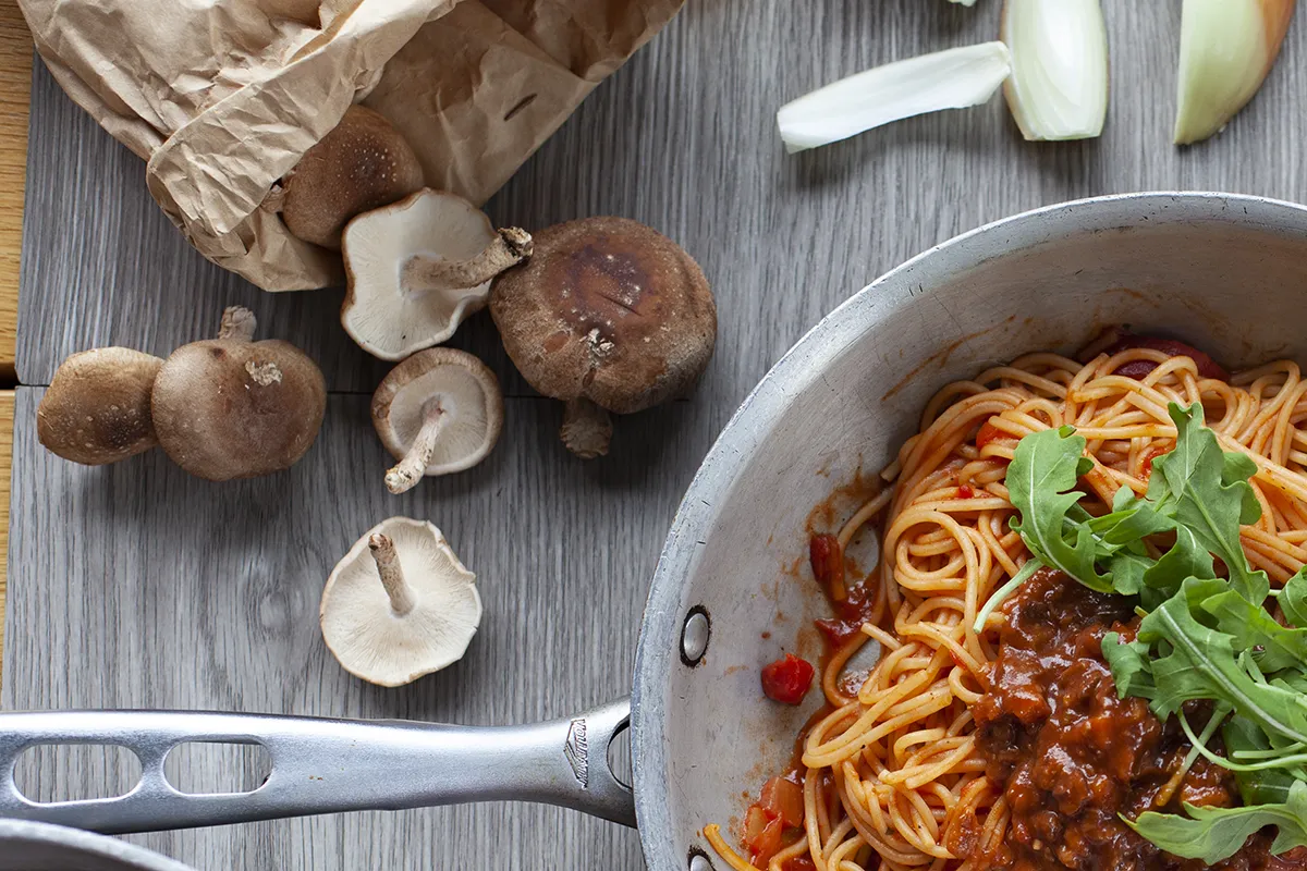 Spaghetti aux noix et champignons shiitakés PACINI, pâtes végétariennes savoureuses