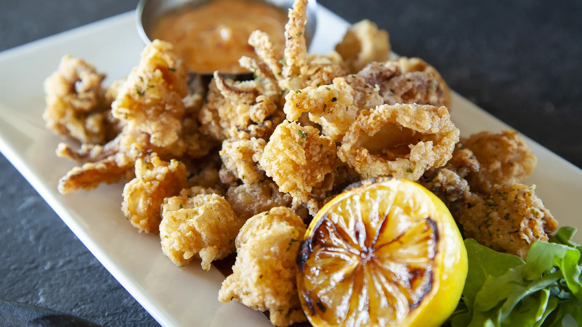Calmars frits croustillants servis avec sauce marinara ou mayo au pesto de tomates séchées