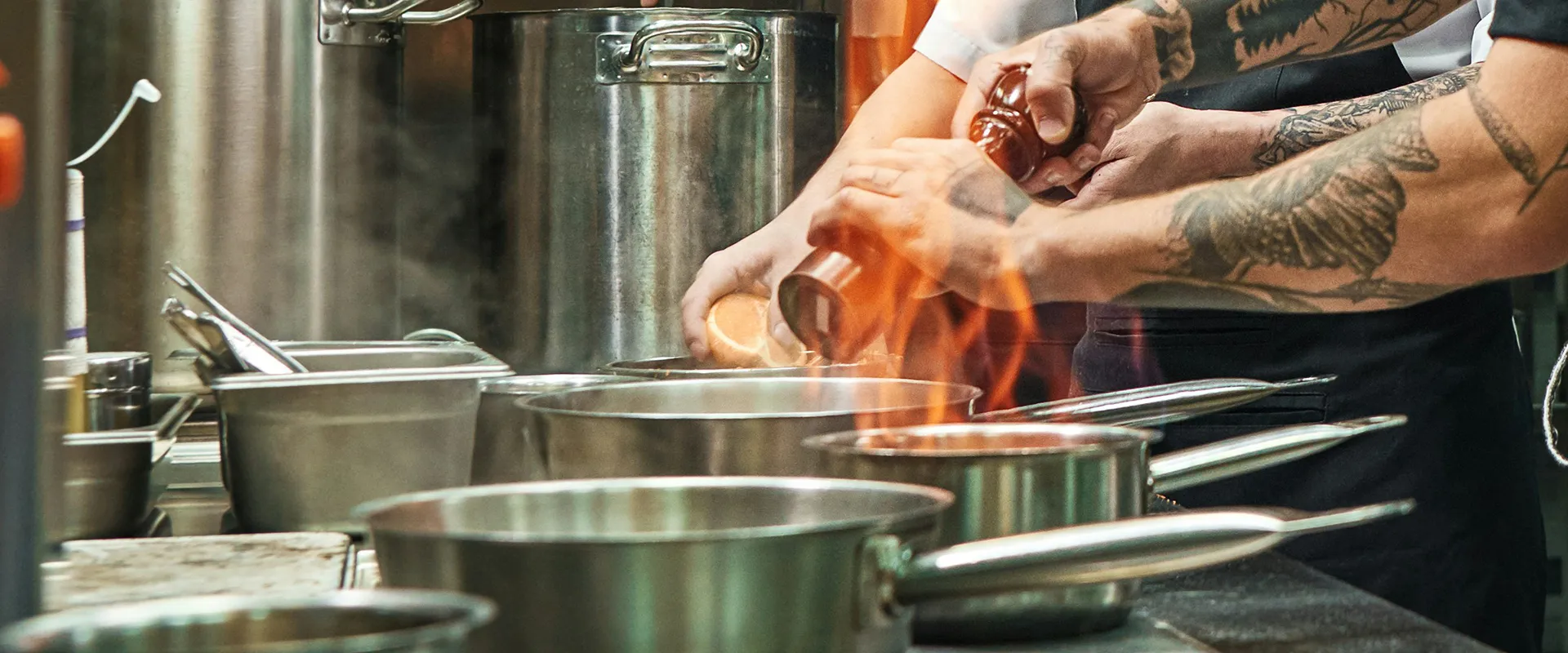 Cuisine PACINI en pleine action, préparation des plats italiens dans les coulisses