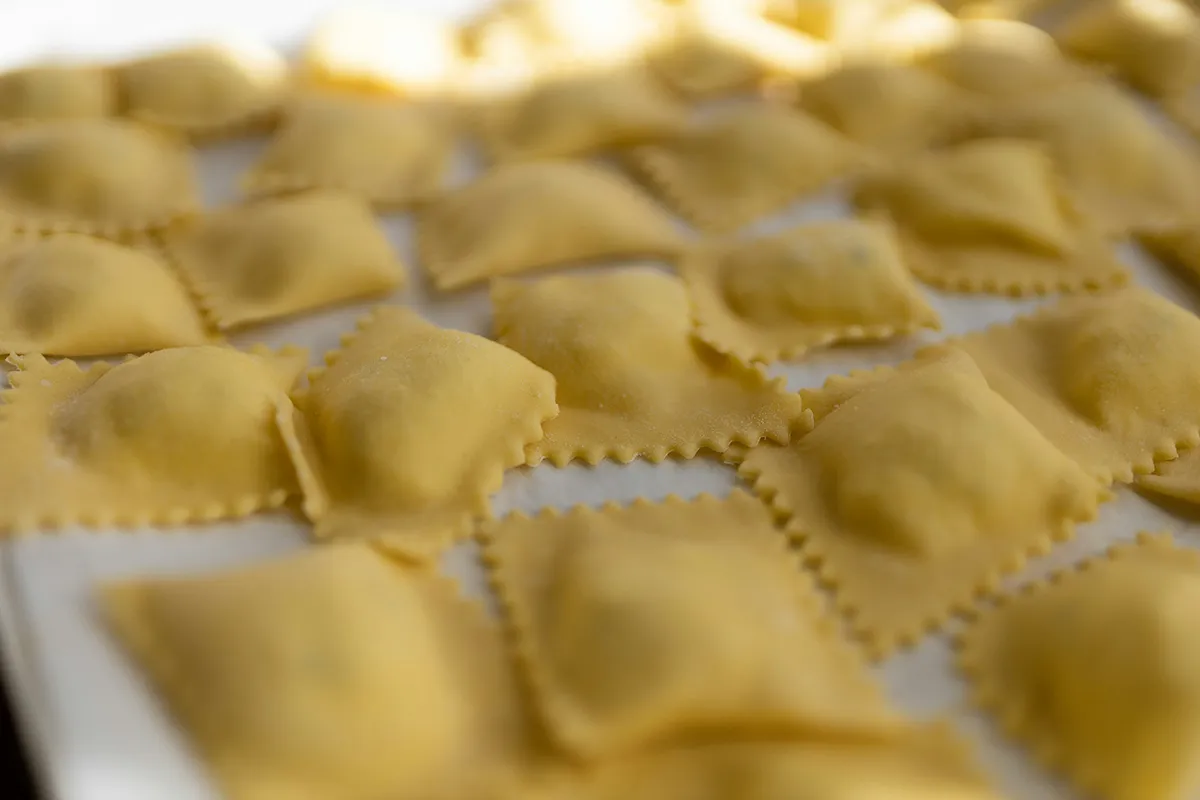 Raviolis PACINI élégamment présentés, pâtes farcies en sauce italienne généreuse