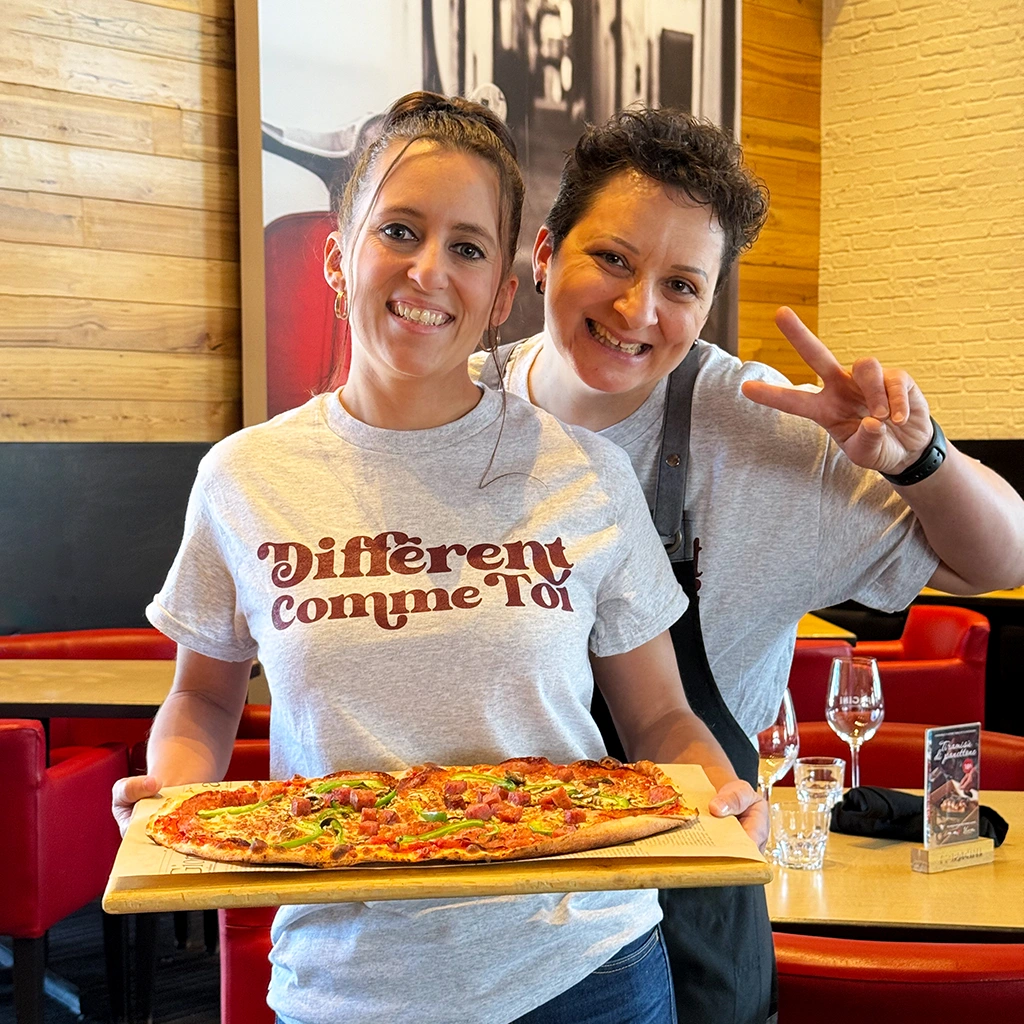 Bénédicte et Patricia, membres souriantes de l'équipe PACINI en salle de restaurant