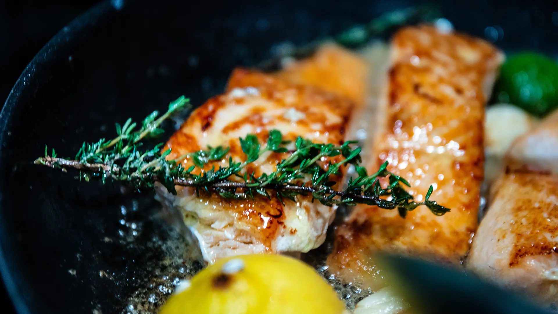 Ingrédients frais pour la préparation du saumon PACINI : câpres, citron et herbes
