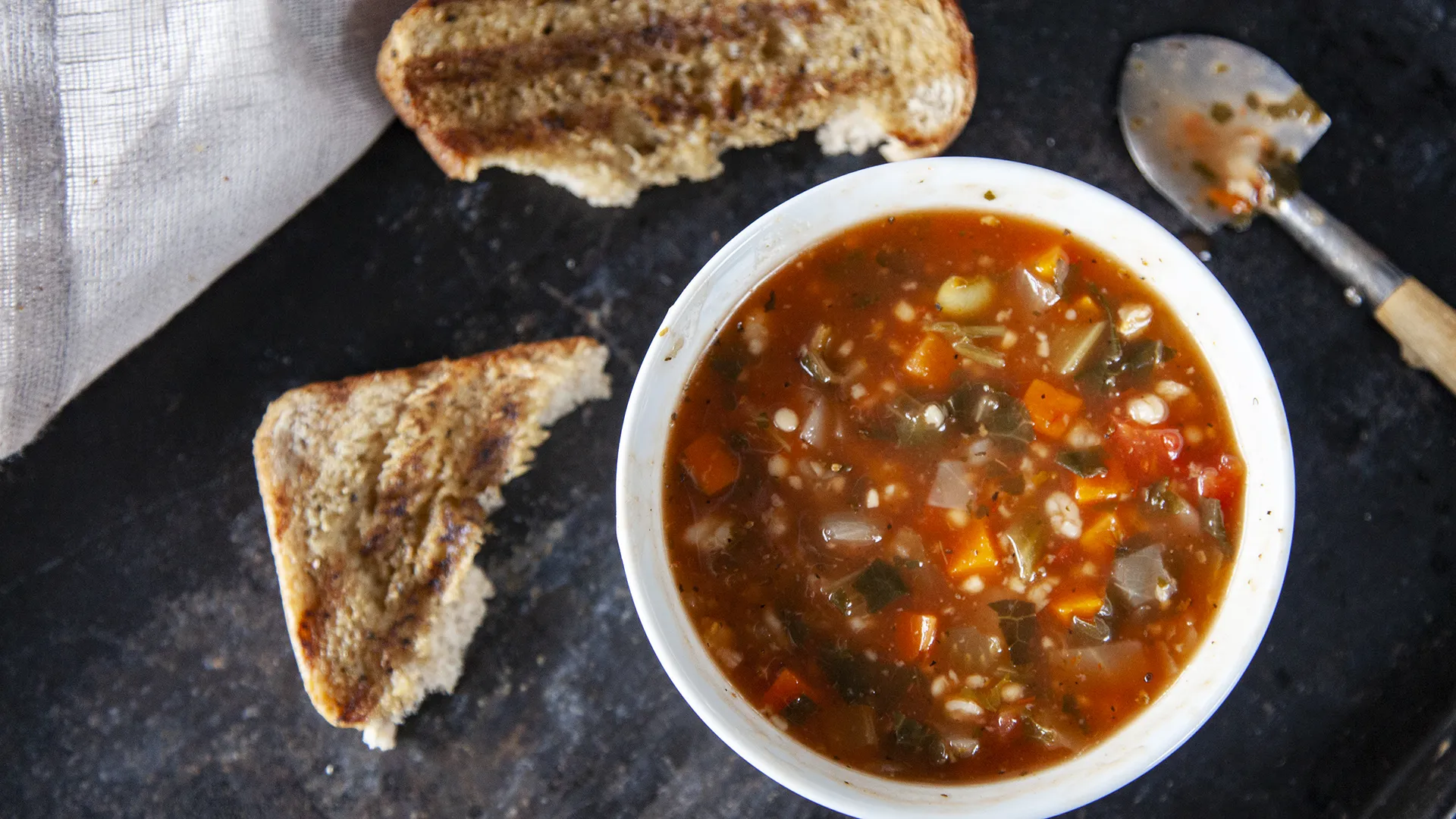 Soupe minestrone aux légumes et pâtes servie au restaurant PACINI