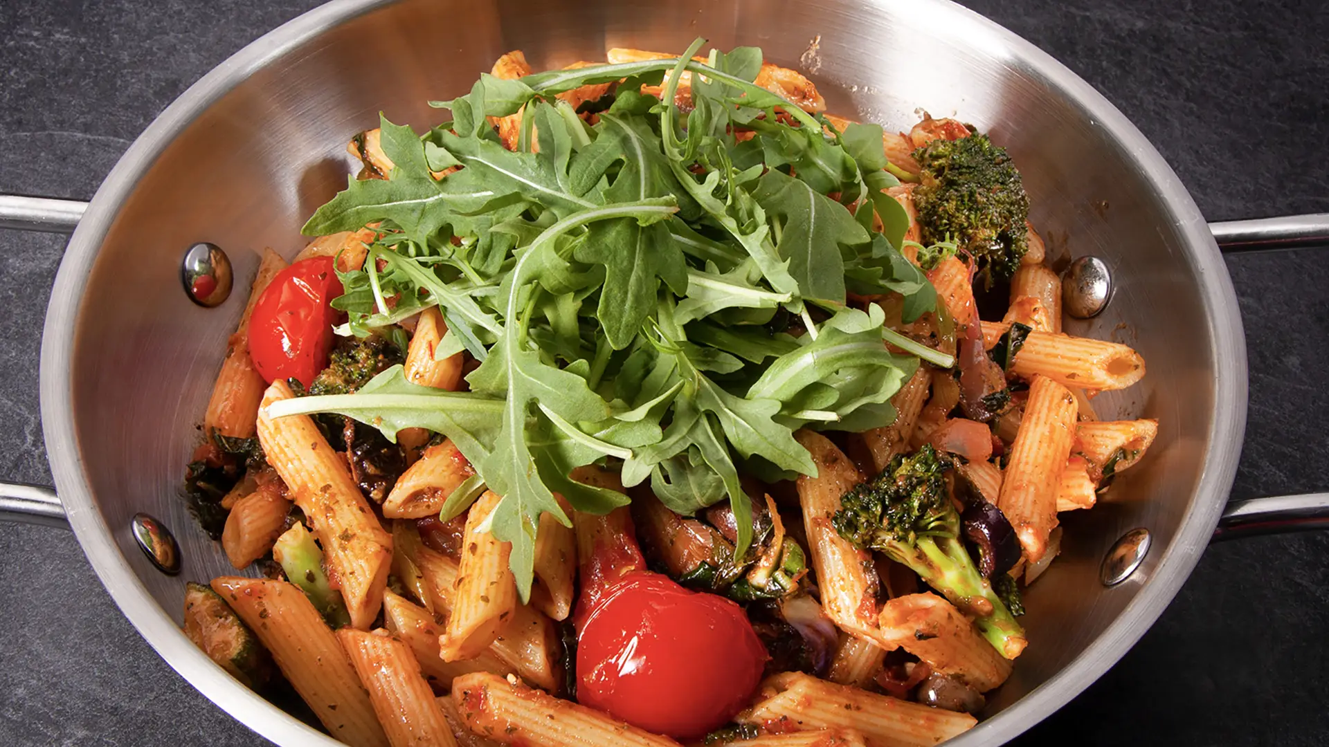 Penne primavera PACINI avec brocoli, tomates cerises, légumes grillés et roquette fraîche