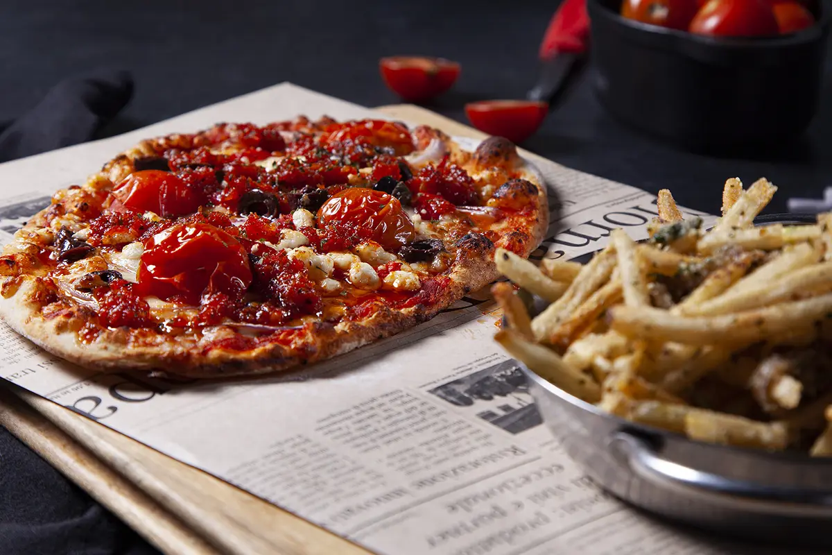 Duetto pizza pesto PACINI servi avec frites parmigiana