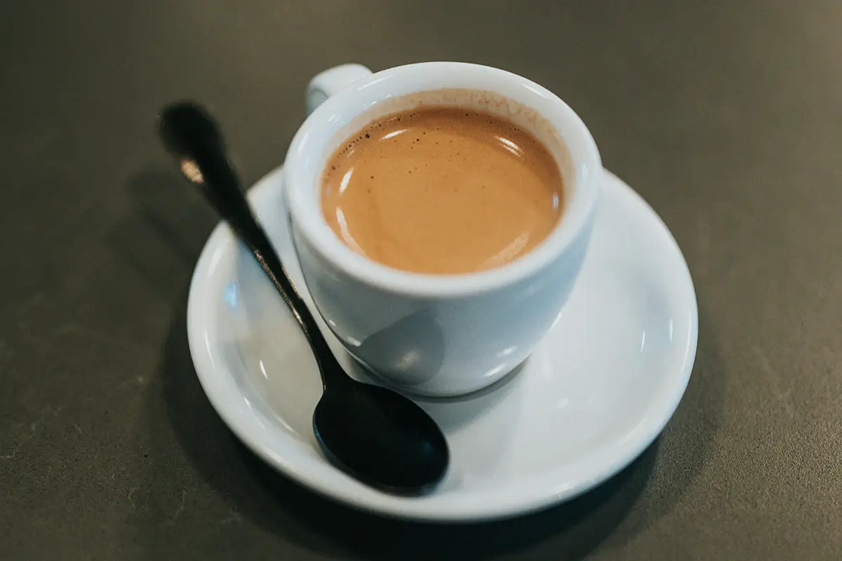 Tasse d'espresso PACINI servi avec une touche italienne authentique