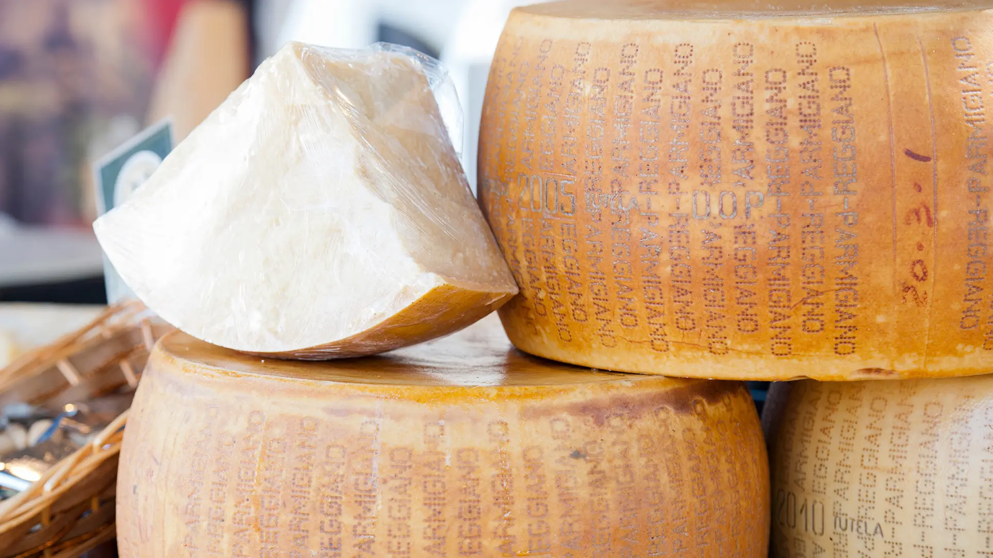 Sélection de fromages italiens : parmesan, gorgonzola, asiago et chèvre