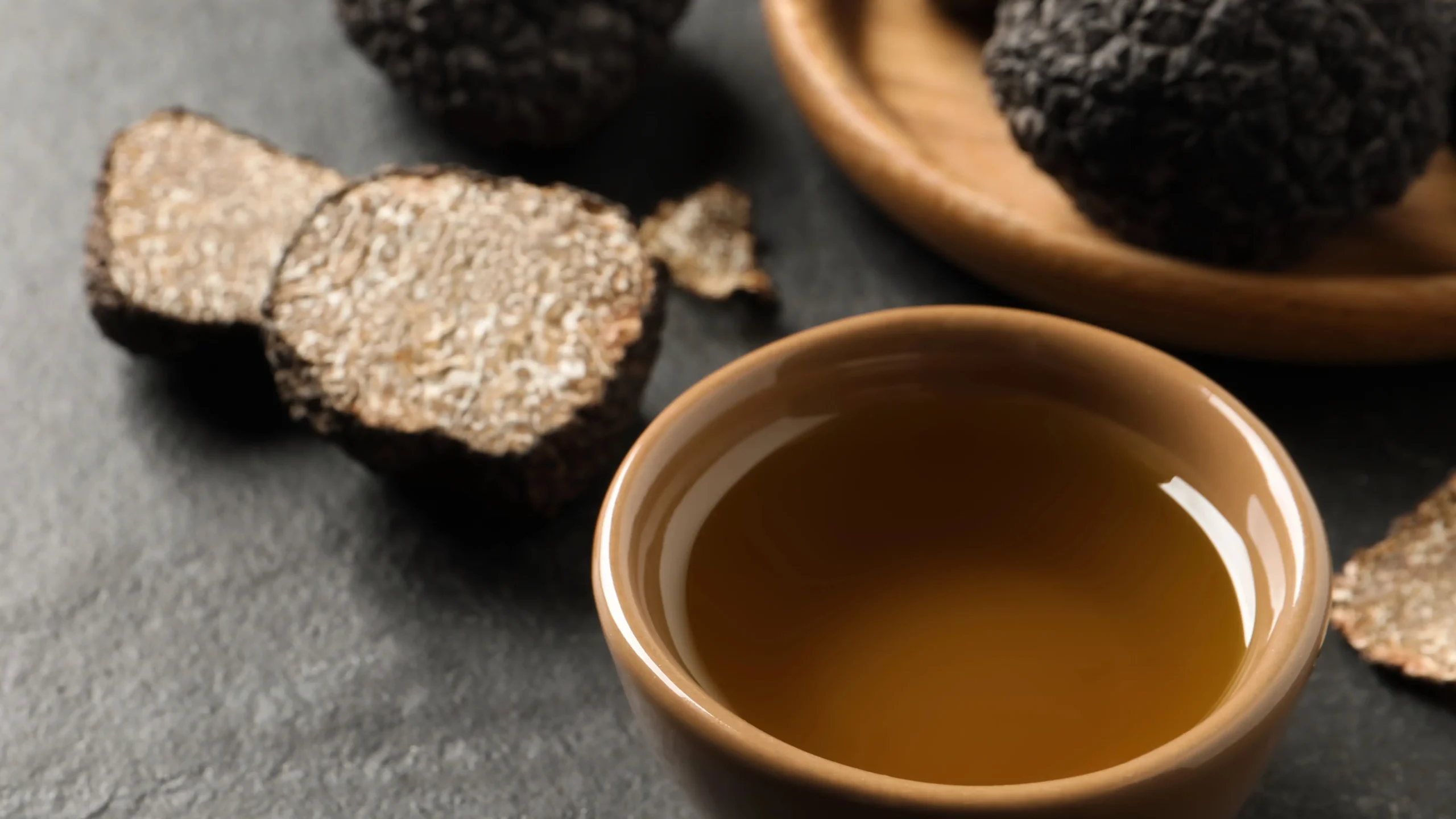 Bouteille d'huile de truffe PACINI, ingrédient premium utilisé en cuisine italienne