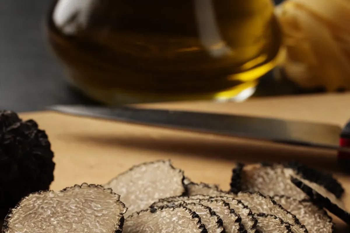 Huile de truffe utilisée dans la cuisine italienne de PACINI, saveur raffinée