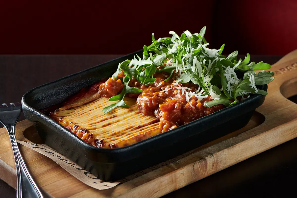 Lasagne mille-feuilles aux tomates rôties, plat végétarien savoureux