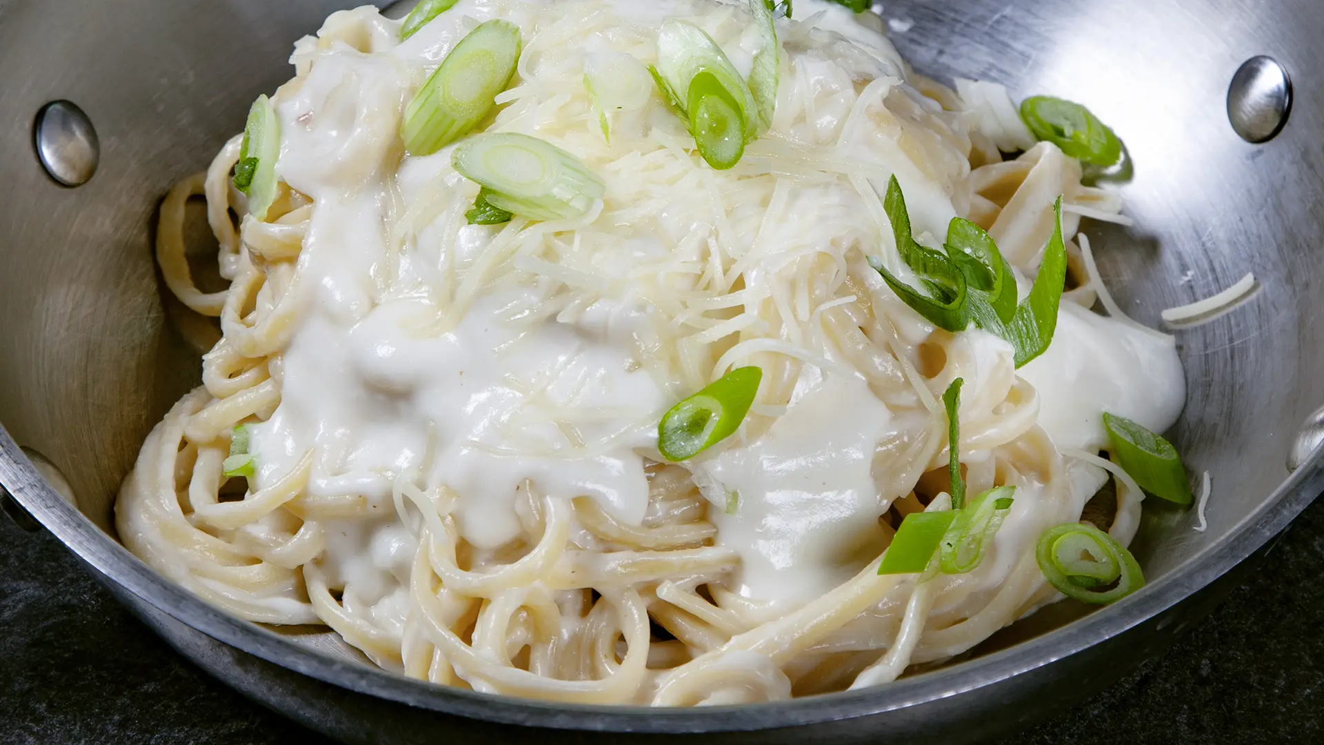 Linguine Alfredo nappées de sauce crémeuse au parmesan