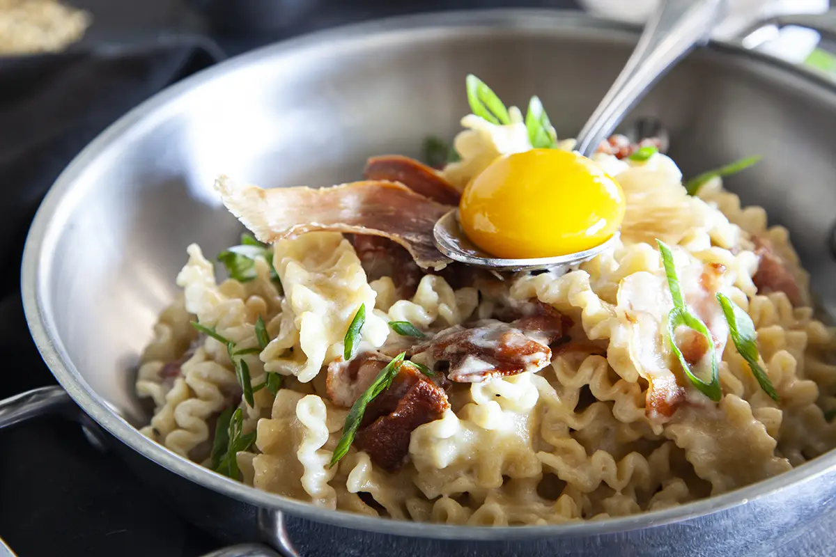 Pâtes carbonara PACINI, recette romaine classique à la pancetta et aux œufs