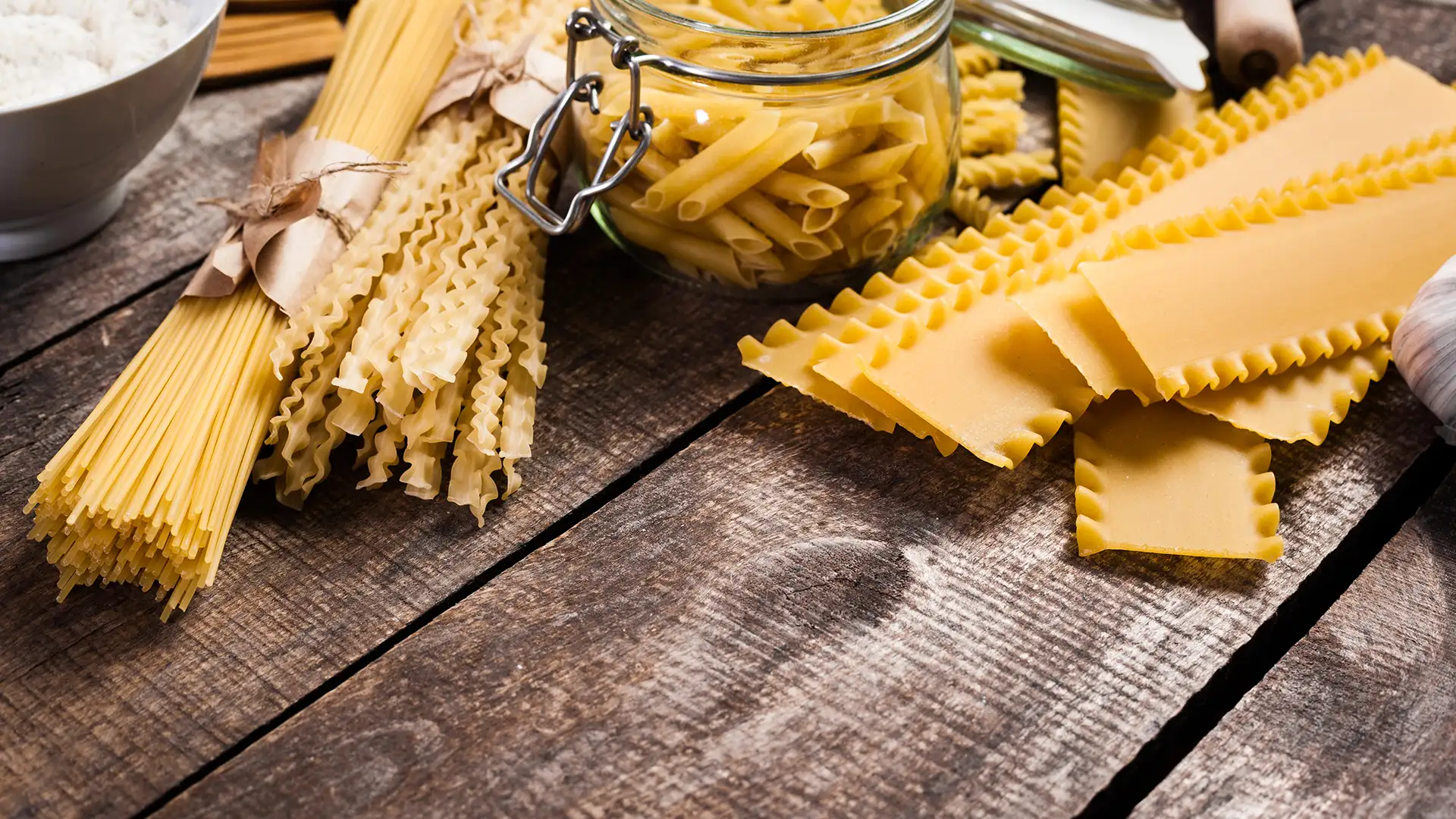Assiette de pâtes italiennes PACINI, préparées à l'italienne avec des ingrédients authentiques