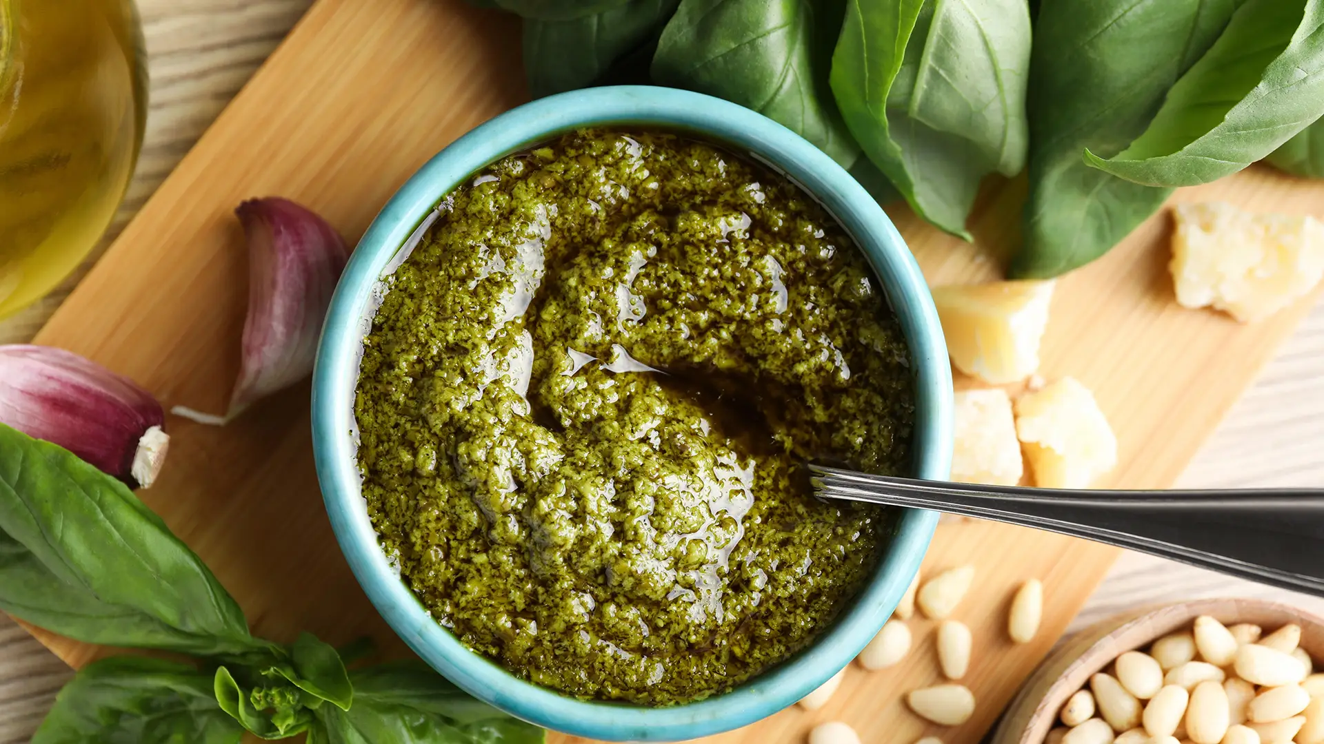 Pesto maison PACINI, sauce basilic et pignons de pin fraîchement préparée