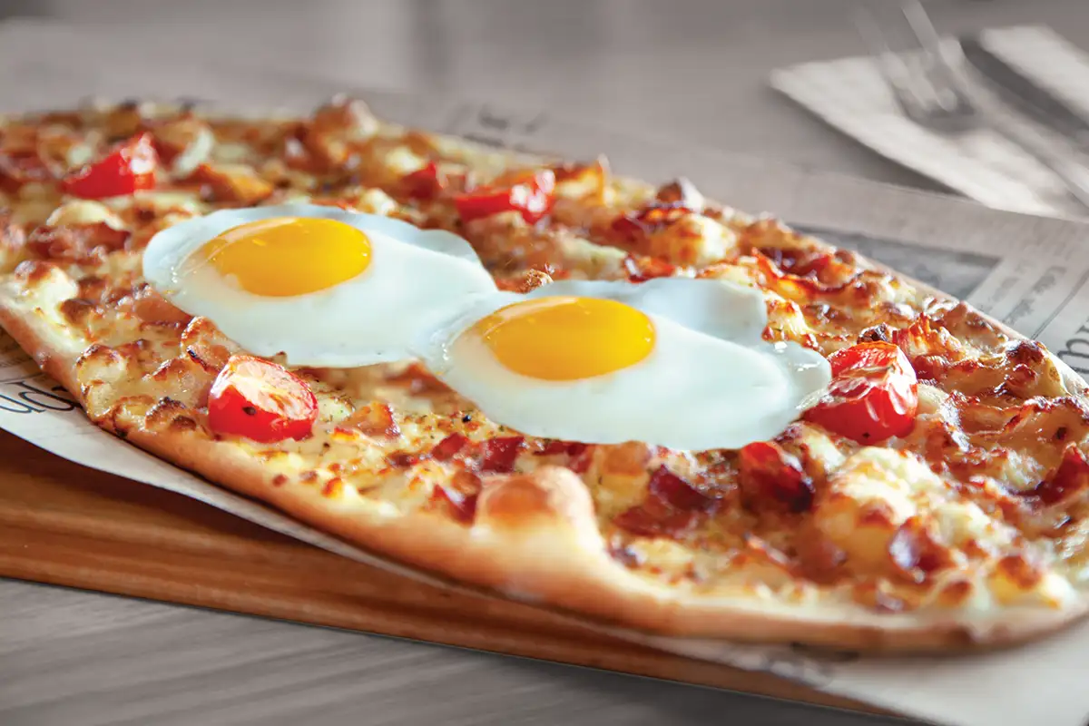 Pizza déjeuner PACINI aux œufs et garnitures matinales, idéale pour le brunch