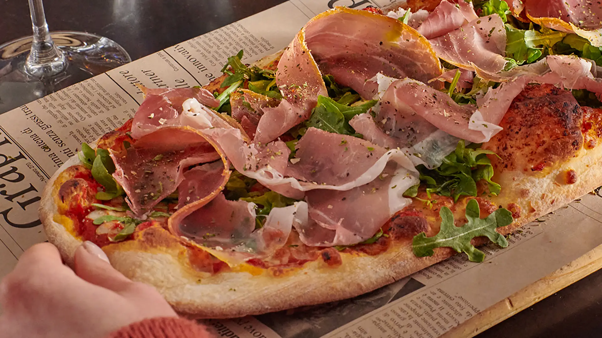 Pizza prosciutto et roquette PACINI, pizza italienne garnie de charcuterie fine