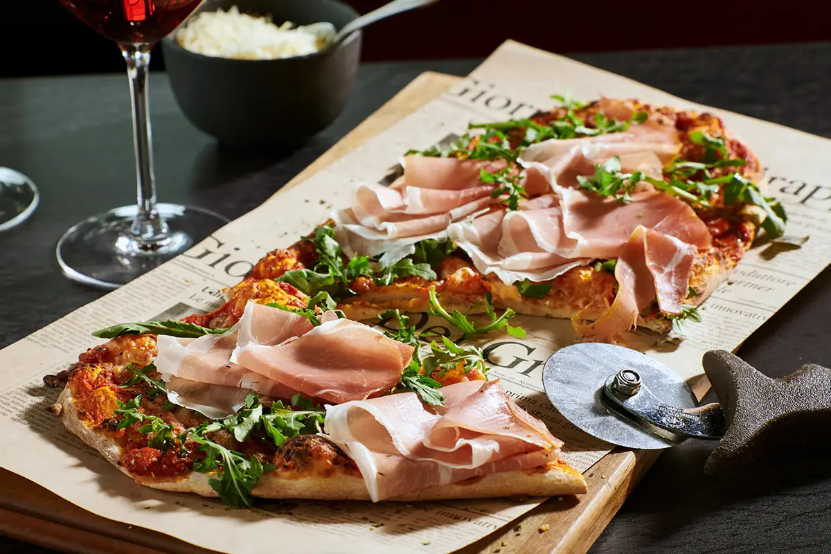 Pizza au prosciutto et roquette fraîche PACINI, saveurs italiennes authentiques