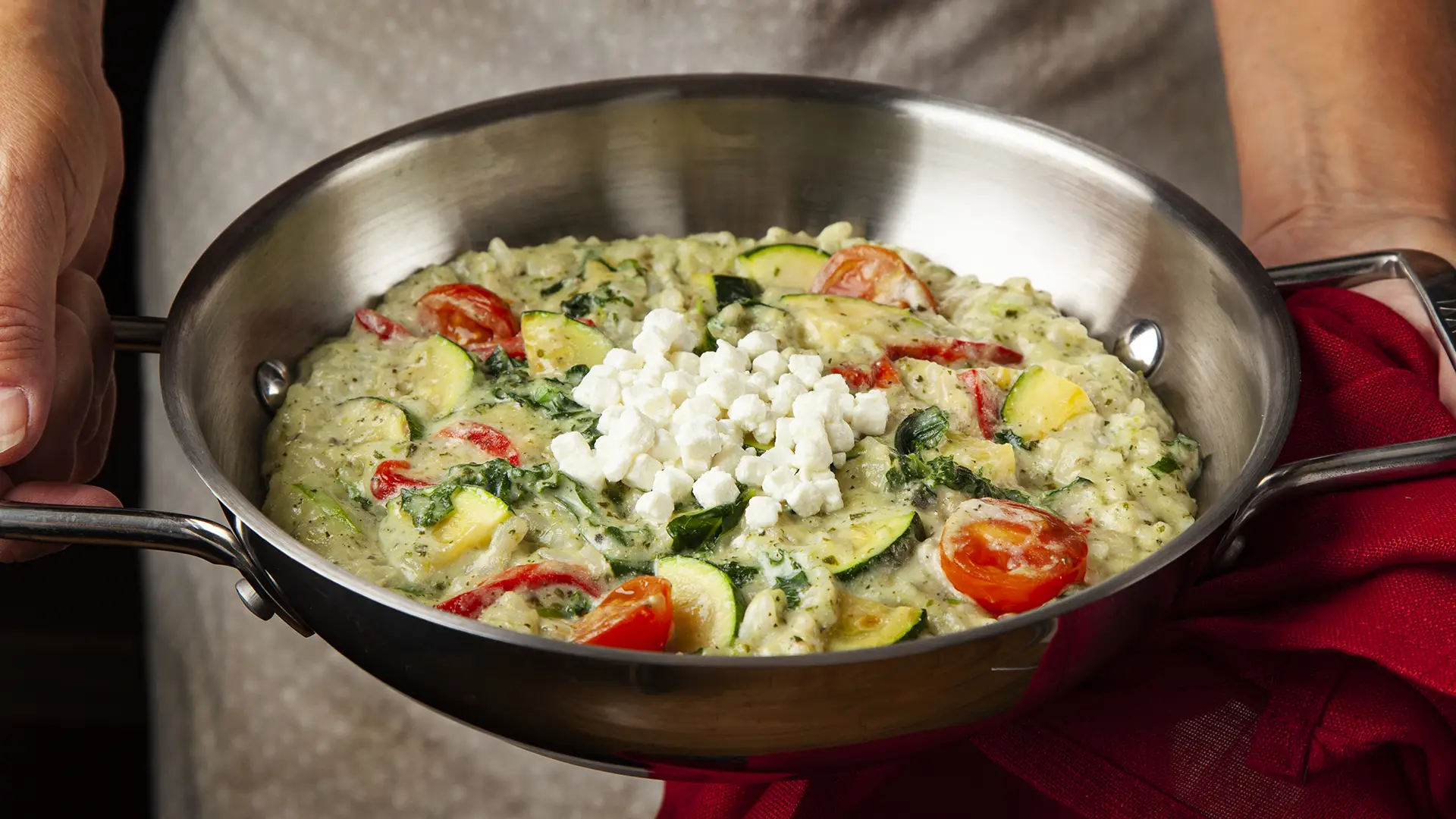 Risotto PACINI avec courgettes, tomates cerises, épinards et fromage de chèvre émietté, servi à la poêle