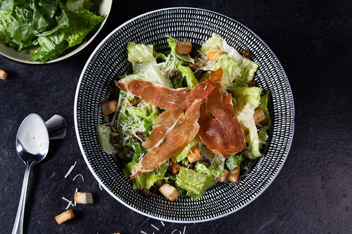 Salade César PACINI classique avec croûtons, parmesan et sauce César maison