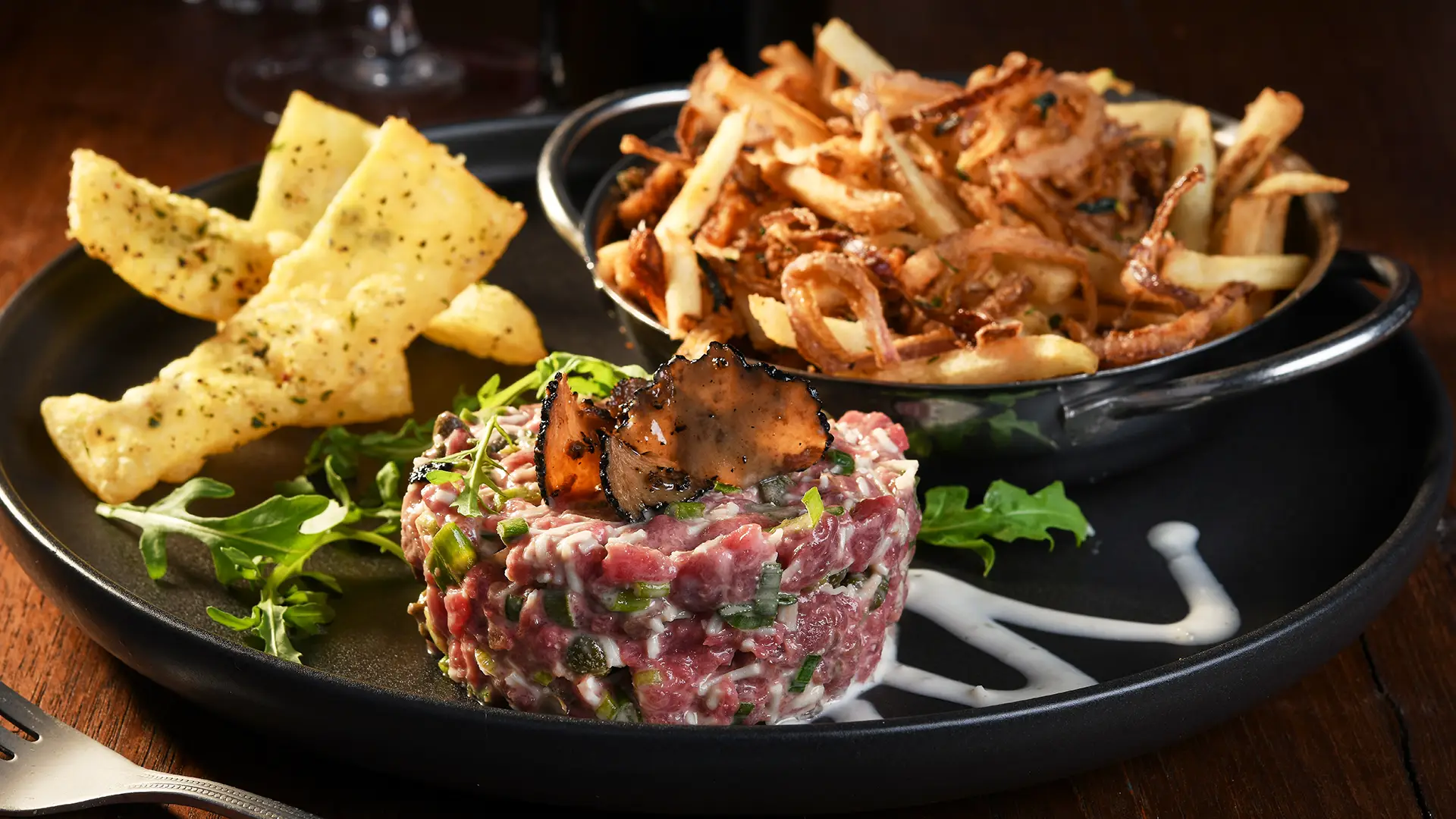 Tartare de bœuf coupé au couteau et assaisonné avec précision