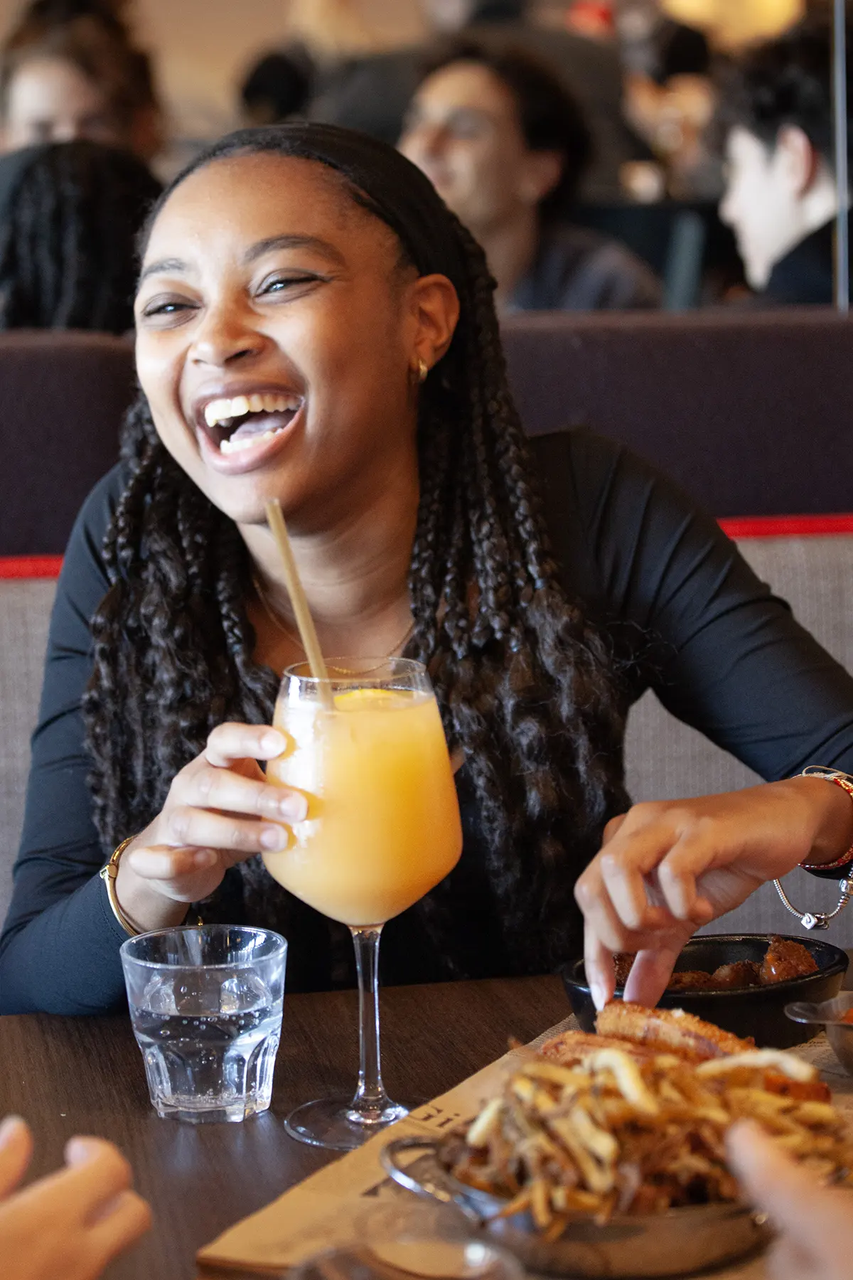 Moment de partage et de convivialité entre clients dans un restaurant PACINI