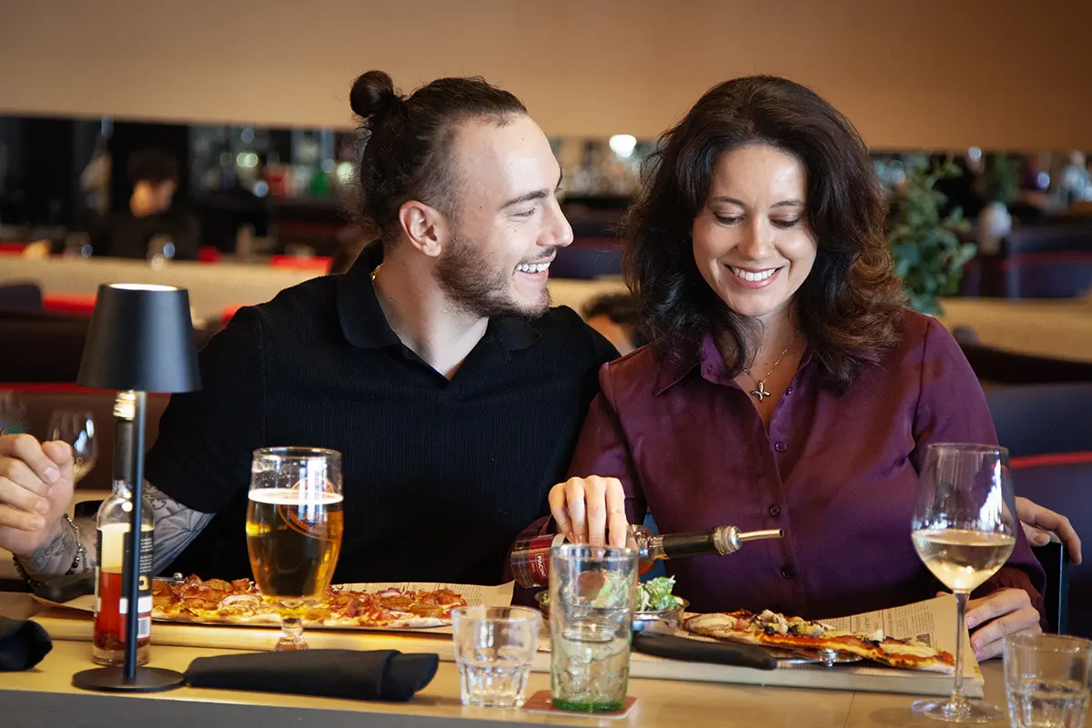 Atmosphère chaleureuse et accueillante dans la salle à manger d'un restaurant PACINI