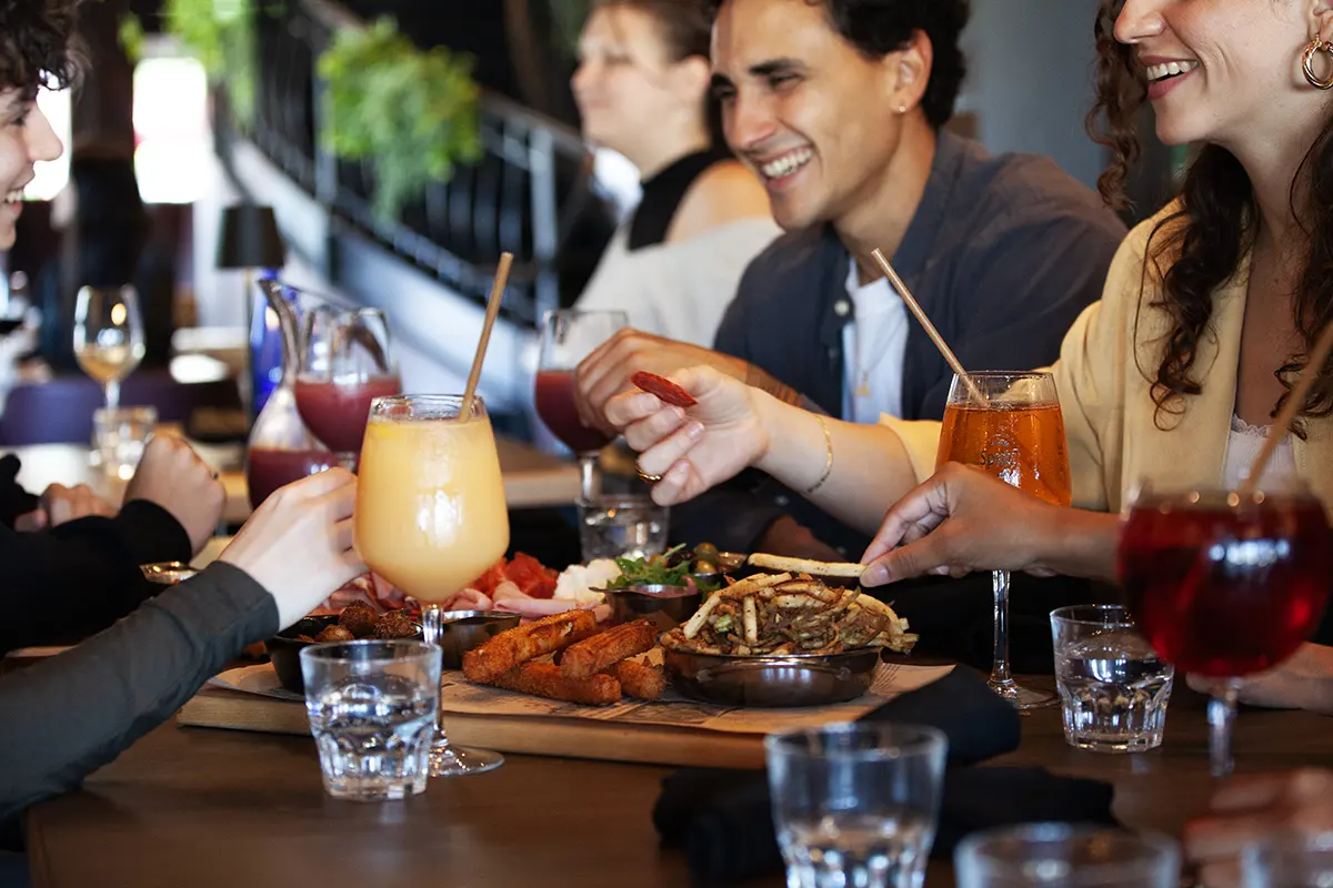 Scène de vie animée dans un restaurant PACINI, convivialité et plaisir de manger ensemble