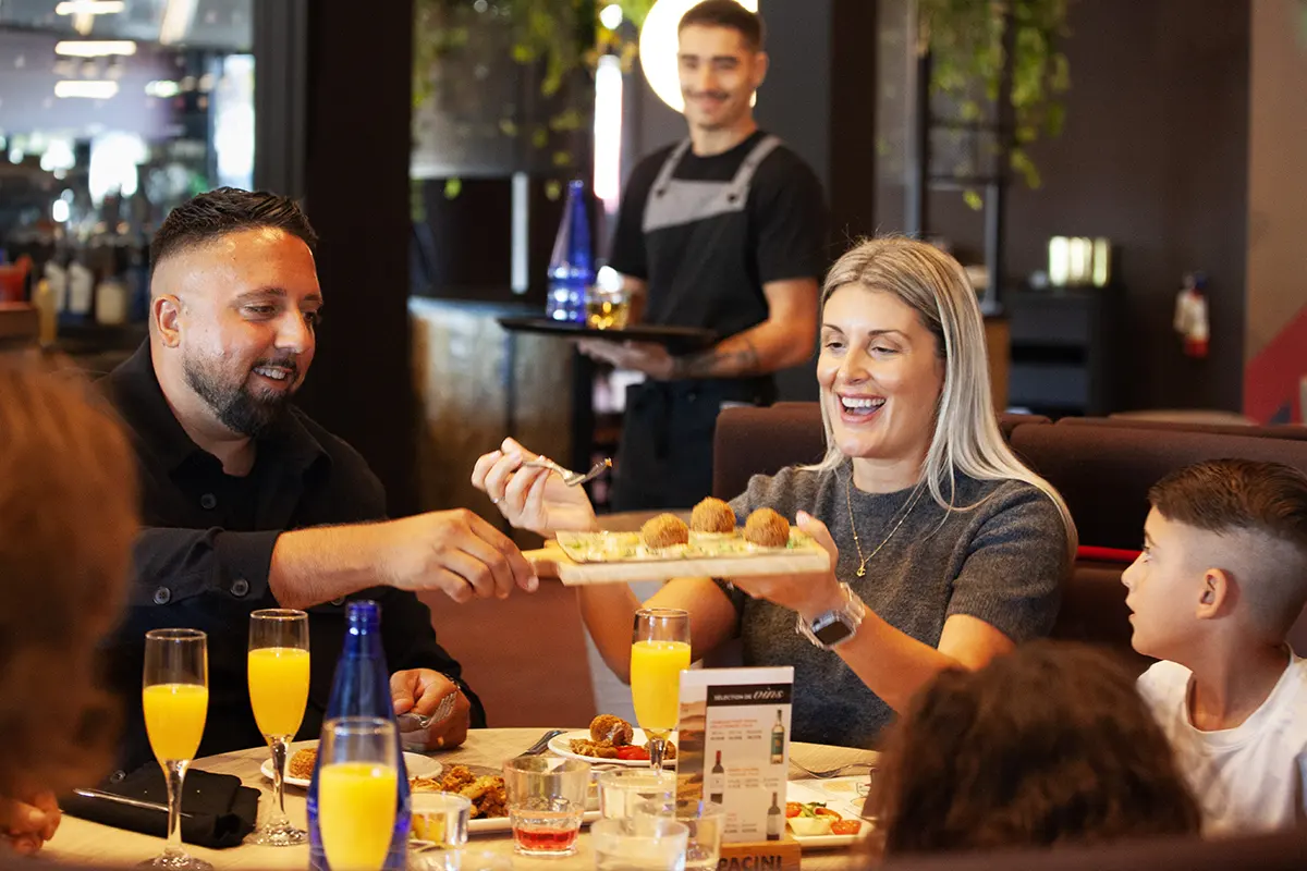Clients et équipe PACINI qui partagent un moment de convivialité au restaurant