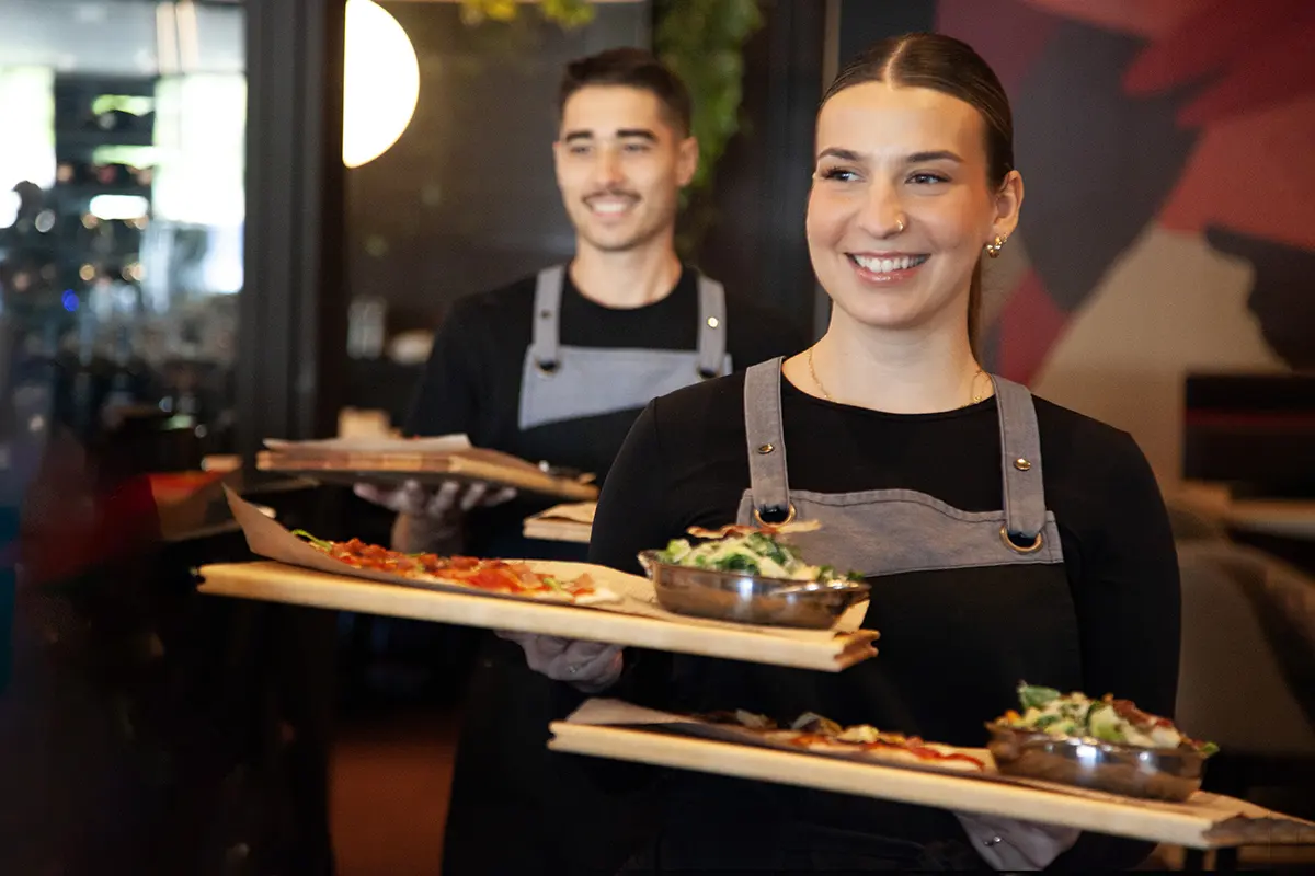 Ambiance chaleureuse et conviviale dans un restaurant PACINI, l'amour des gens