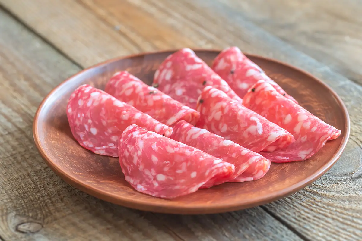 Salami de Gênes italien, saucisson sec épicé en fines tranches